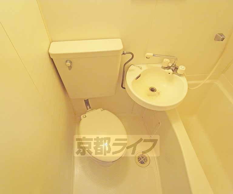 トイレ　ユニットバス内のトイレです。