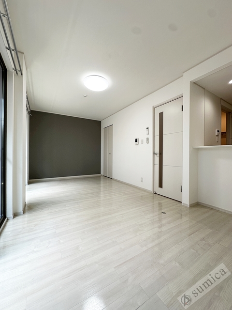 居室・リビング　アクセントクロスがオシャレを演出♪♪