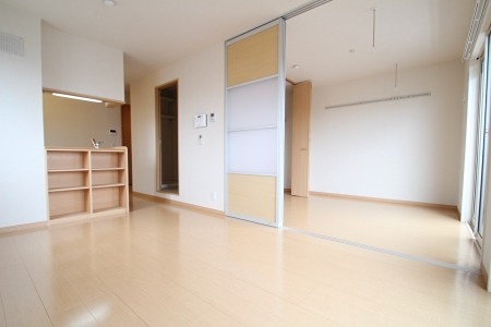 居室・リビング　10.5帖のフローリングのお部屋です☆