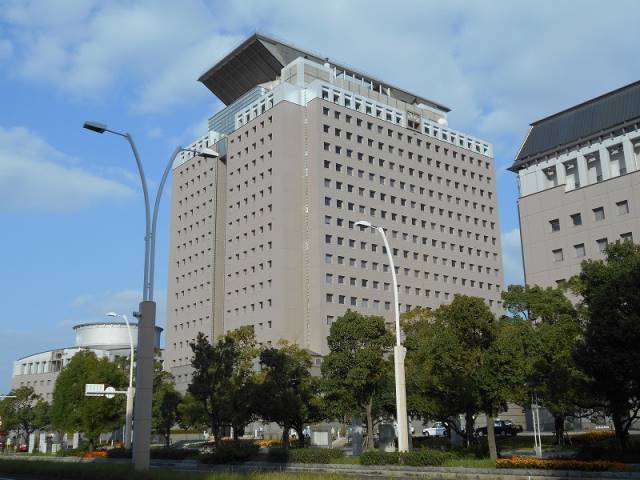役所　鹿児島県庁（役所）まで979m