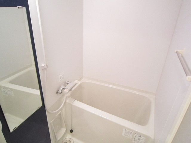 バス・シャワールーム　鏡付きバス