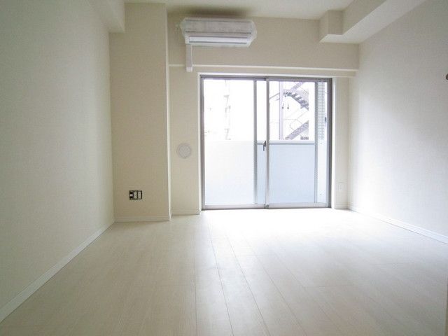 居室・リビング　収納付き洋室