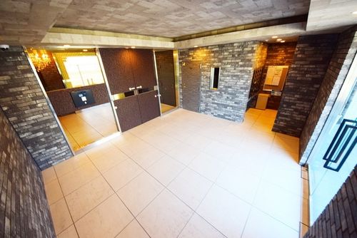 エントランス　【女性のお一人暮らしでも安心のセキュリティ♪】