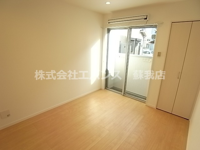 その他部屋・スペース　落ち着いた色調の寝室です