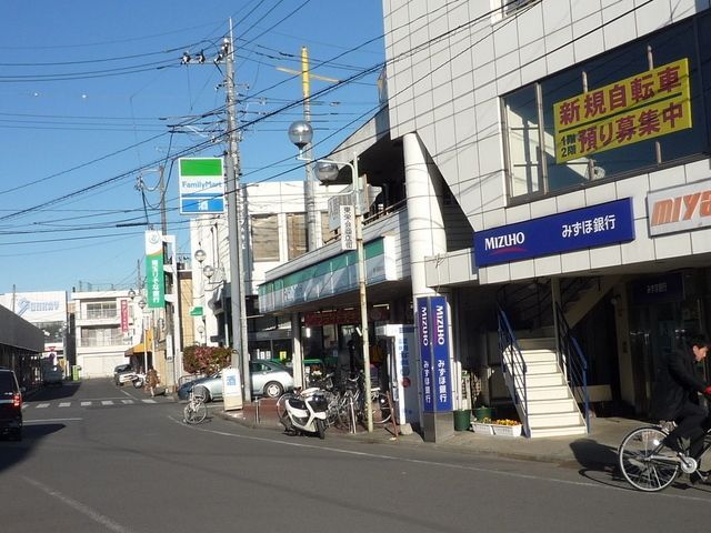 コンビニ　ファミリーマート（コンビニ）まで130m