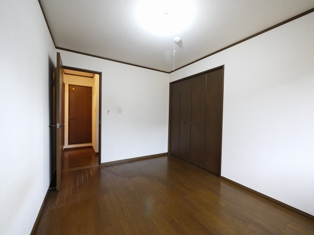 その他部屋・スペース　落ち着いた色調の寝室です