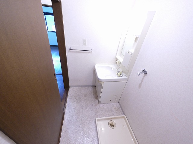 洗面設備　ゆったりとスペースのある洗面所
