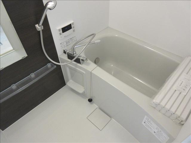 バス・シャワールーム　追炊き給湯完備、時間差での入浴時にあると嬉しい