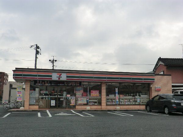 コンビニ　セブンイレブン春日井勝川駅前店（コンビニ）まで582m