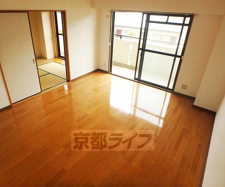 居室・リビング　ベランダに面したお部屋です