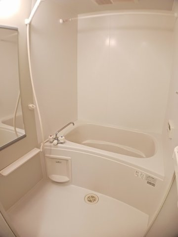 バス・シャワールーム　コンパクトで使いやすいお風呂です
