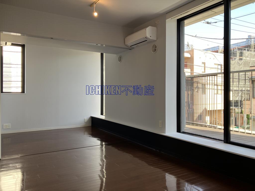 居室・リビング　参考写真：反転タイプ、他部屋の写真です