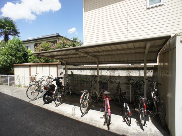 その他共有部分　屋根付きの駐輪場があります♪