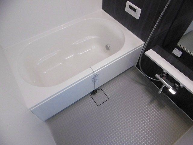 バス・シャワールーム　広めの浴室です。（追い焚き・浴室乾燥機付）工事中です。