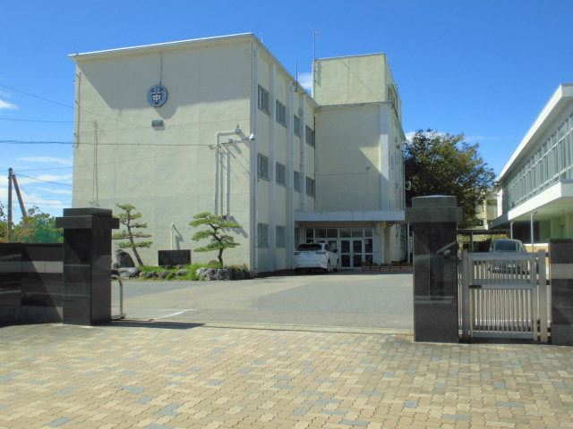 中学校　市立北里中学校（中学校）まで2000m