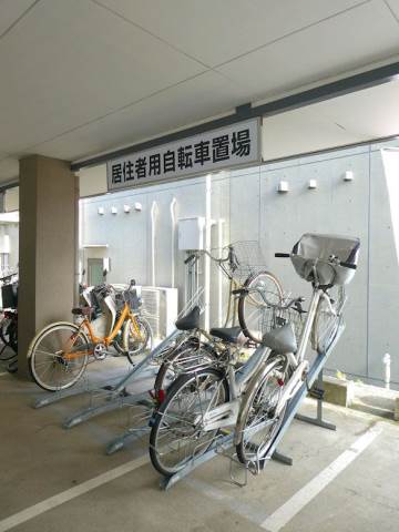 その他共有部分　雨の日も安心の屋根付駐輪場♪