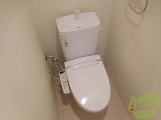 トイレ　真っ白ウォシュレット付きトイレです
