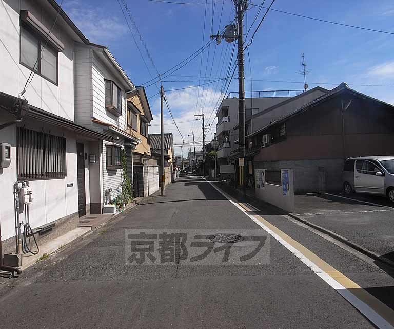 その他　建物前の道路です。