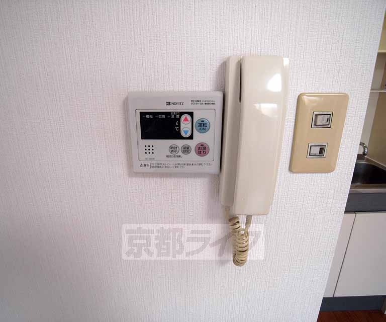 その他設備　インターホンと給湯パネルです。