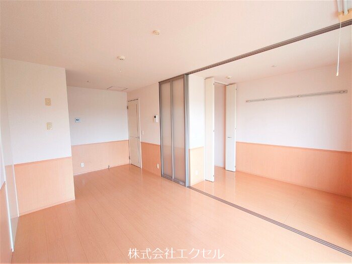 居室・リビング　エアコン完備の明るい室内です。