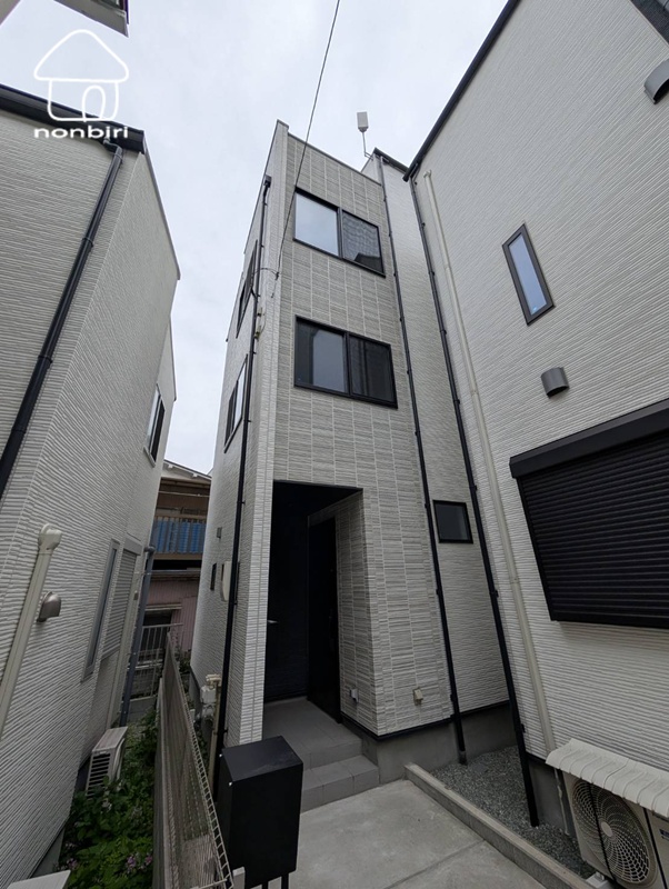 建物外観　駐車場の奥の家です