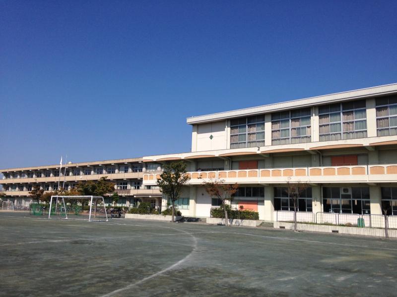 中学校　一宮市立尾西第一中学校（中学校）まで497m