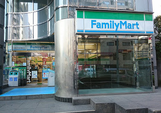 コンビニ　ファミリーマート旧厚生年金会館前店（コンビニ）まで62m