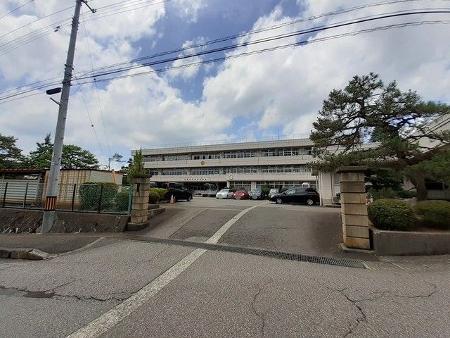 中学校　加茂中学校（中学校）まで1051m