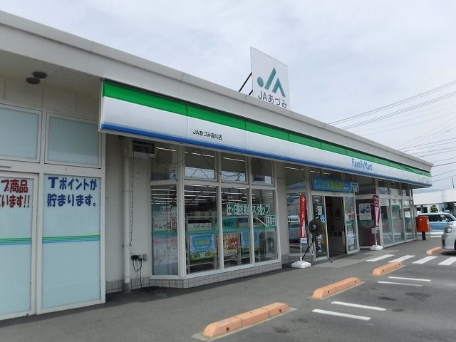 コンビニ　ファミリーマートＪＡあづみ烏川（コンビニ）まで800m