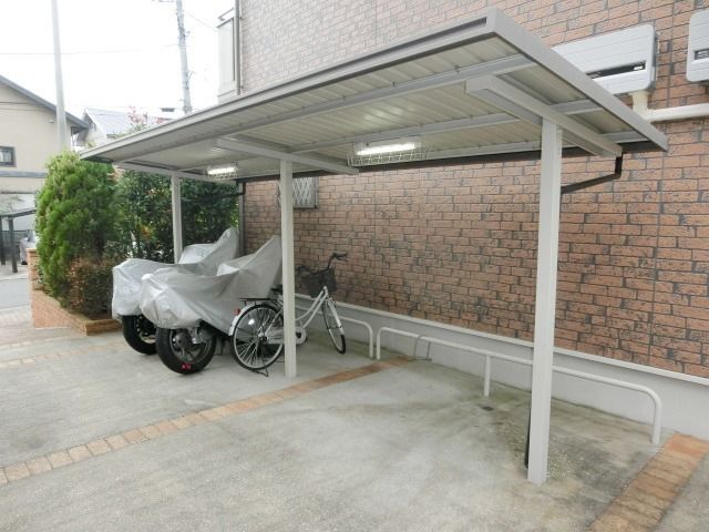 その他　屋根付きの駐輪場