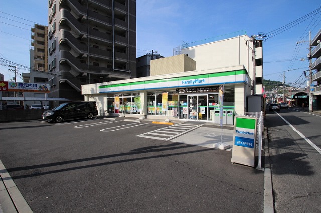コンビニ　ファミリーマート　東本浦店（コンビニ）まで246m