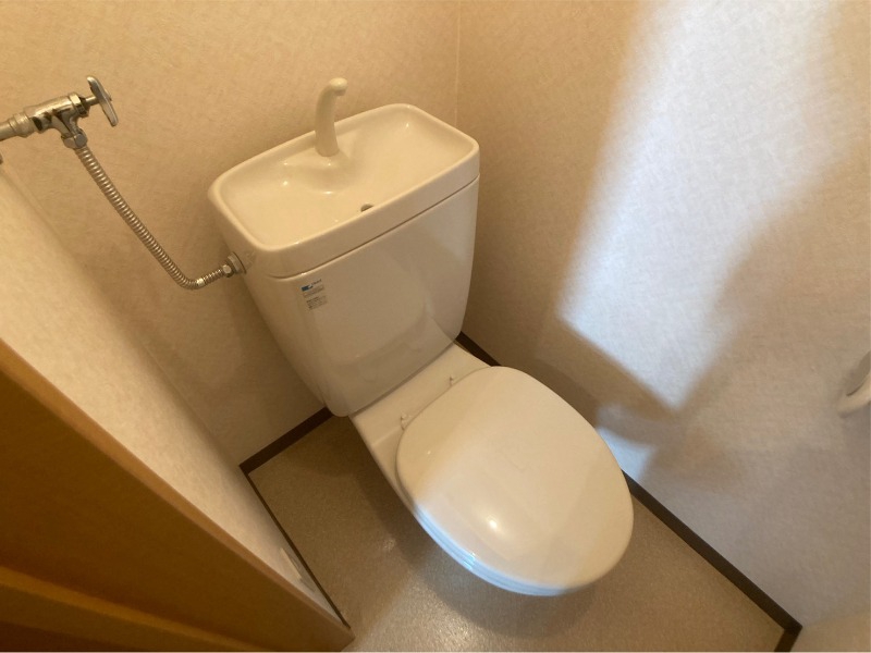 トイレ　こちらはトイレです。清潔感があり、安心して使用できます。