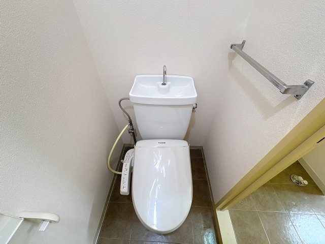 トイレ　掲載写真は空室の別部屋を掲載しております。実際のお部屋と仕様