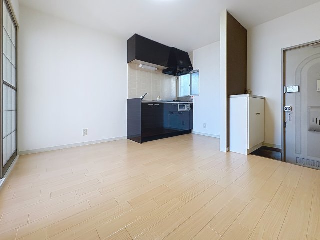 居室・リビング　掲載写真は空室の別部屋を掲載しております。実際のお部屋と仕様