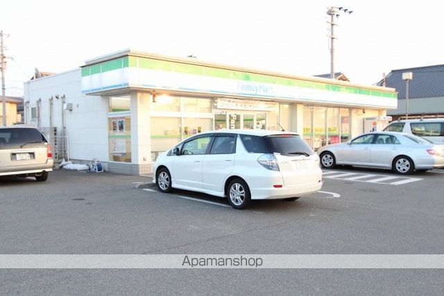 コンビニ　ファミリーマートレインボー通り店（コンビニ）まで550m