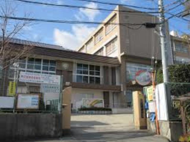 小学校　和泉市立北松尾小学校（小学校）まで884m