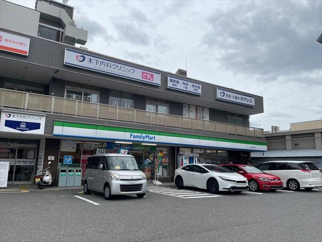 コンビニ　ファミリーマート（コンビニ）まで441m