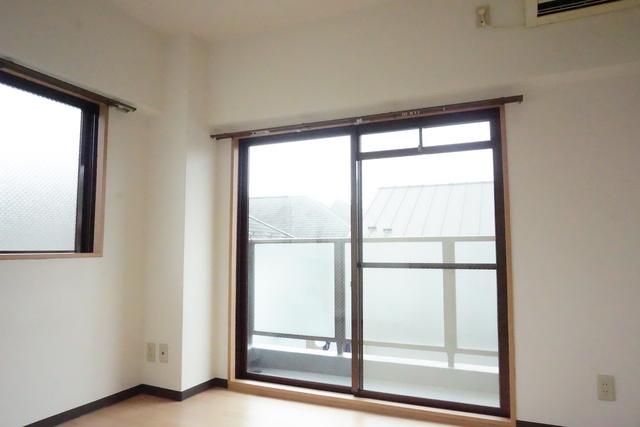 居室・リビング　２面採光なので、明るく風通しのよいお部屋です♪