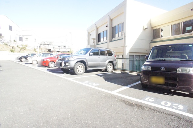 駐車場　敷地内に駐車場がありますが、まず空き確認してください。