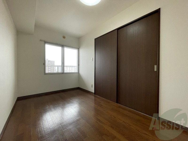 その他部屋・スペース　寝室はこちらです。光が差し込む、温かみのあるお部屋です。