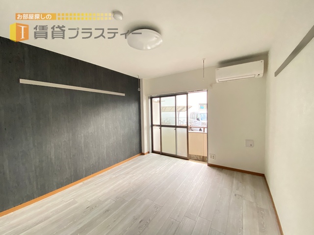 居室・リビング　おしゃんてぃなアクセントクロスが素敵