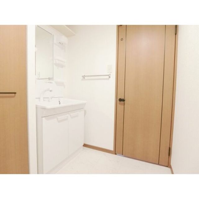 洗面設備　【洗面化粧台】別部屋の写真です。現況優先となります。