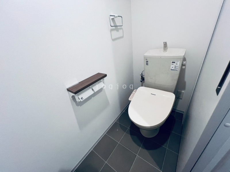 トイレ　嬉しい温水洗浄便座付きのトイレです。