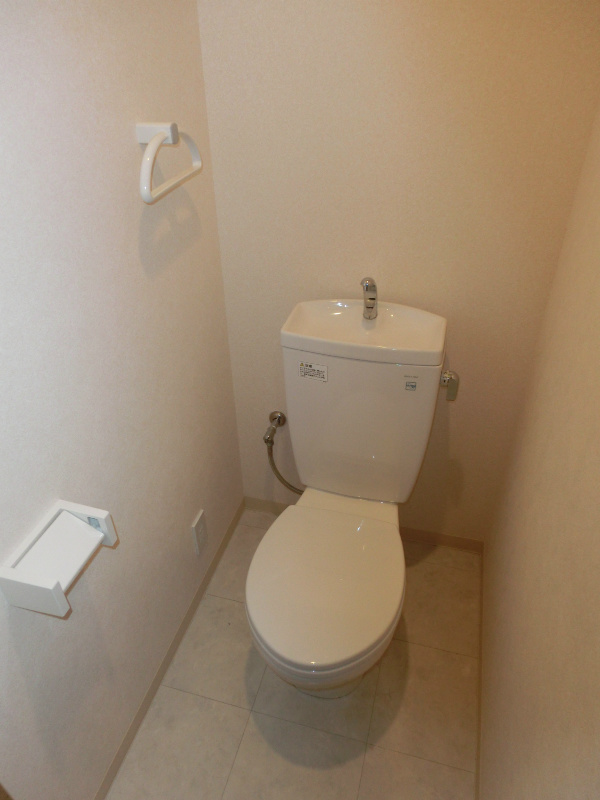 トイレ　※同物件の別のお部屋の写真です