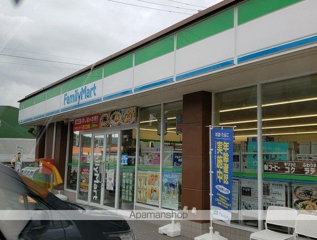 コンビニ　ファミリーマート（コンビニ）まで807m