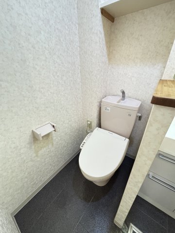 トイレ　別のお部屋のお写真です。