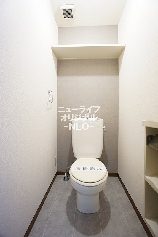 トイレ　トイレ用品を上部の吊り棚に収納できるので便利です♪
