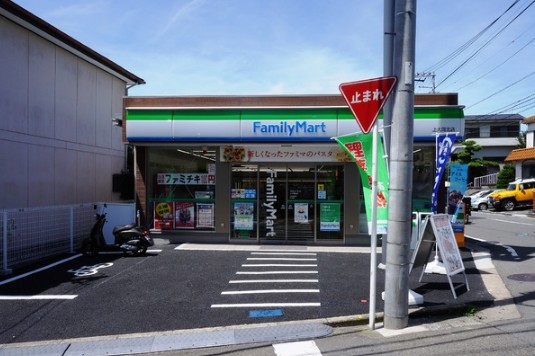 コンビニ　ファミリーマート 上大岡北店（コンビニ）まで549m