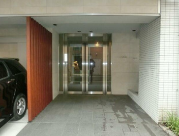 エントランス　落ち着いたエントランスです