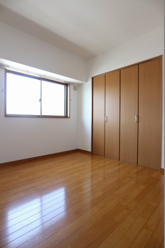 その他部屋・スペース　角部屋で窓が多く、日当たりも風通しも良好です。※同タイプのお